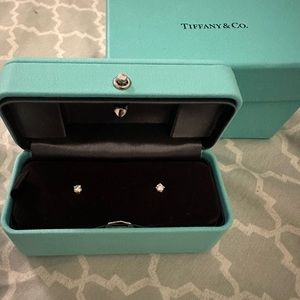 Earrings of round brilliant diamonds in 18k rose gold, for pierced ears.